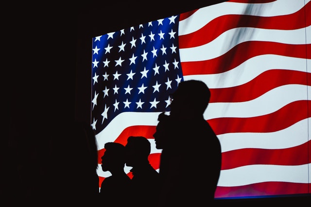 アメリカ国旗と人の影