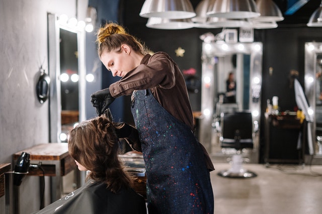 髪を切る練習をする女性